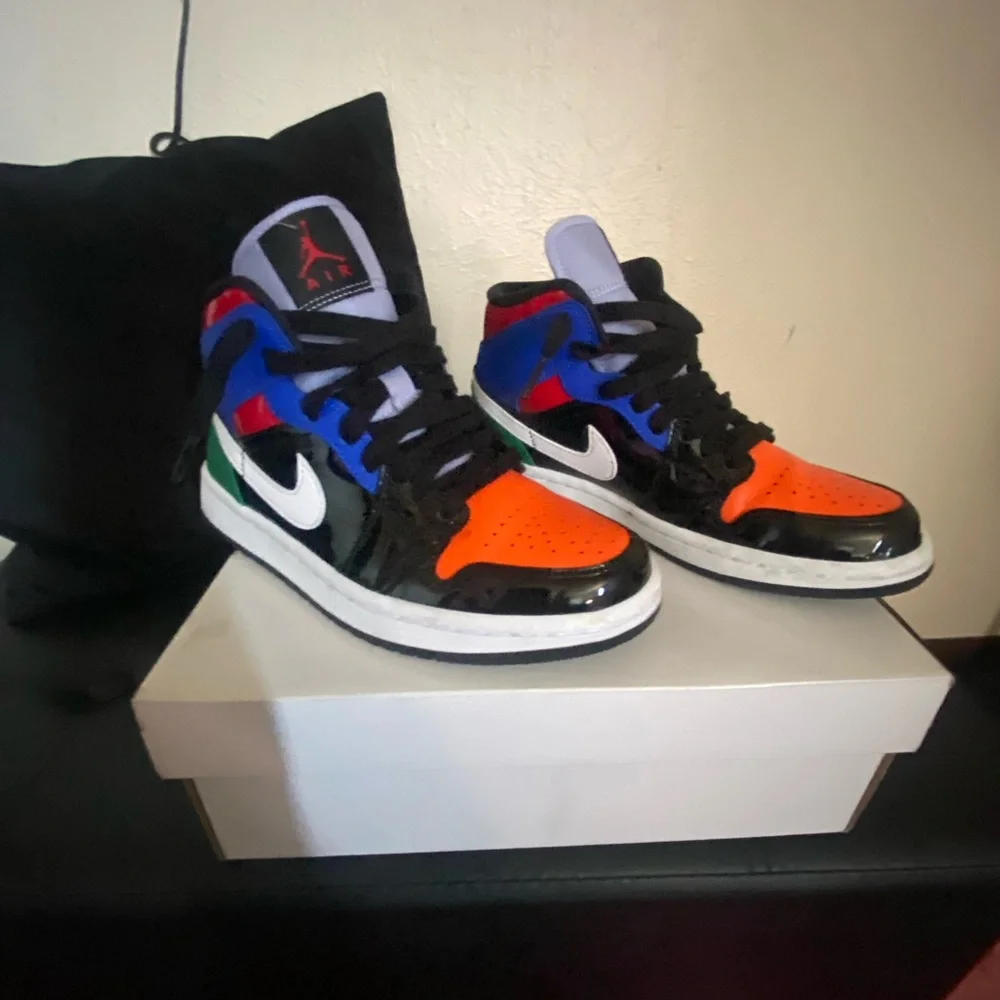 Women’s Jordan Air 1 Mid SE Black and Red - Picture 8 of 10